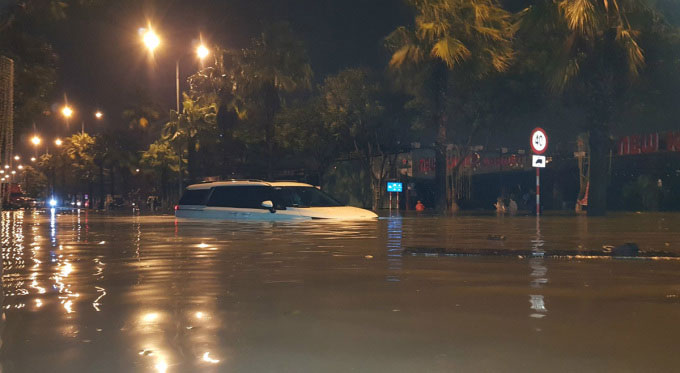 Đà Nẵng ngập một mét, nhiều người dân kêu cứu
