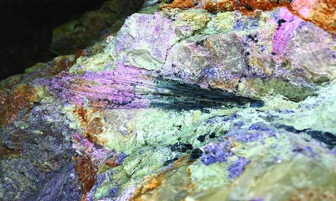 Đá pegmatit - Ngọc quý mọc dưới lòng đất trong vài giờ