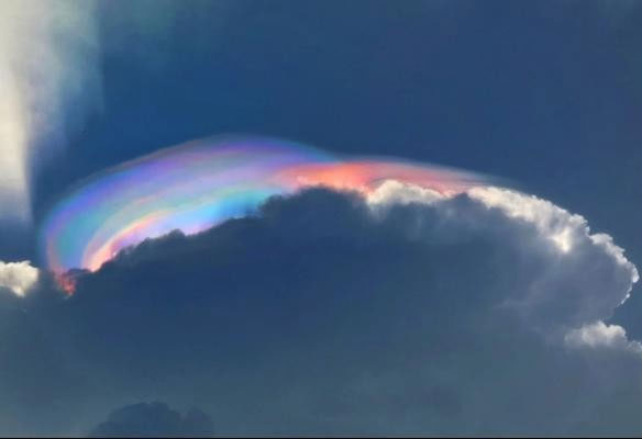 “Dải khăn” màu cầu vồng bí ẩn vắt ngang bầu trời ở Trung Quốc, đây là hiện tượng gì?