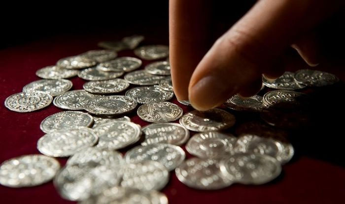 Đan Mạch khai quật kho báu tiền xu bạc Viking 1.000 năm tuổi