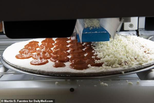 Đánh bại đầu bếp, robot có thể làm 300 chiếc pizza mỗi giờ