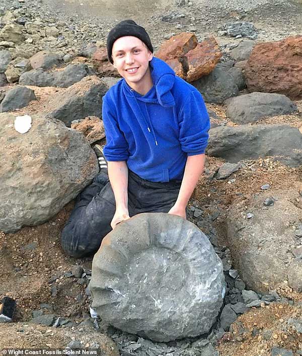 Dạo biển, 2 sinh viên kéo được sinh vật lạ khỏi mộ đá 115 triệu năm