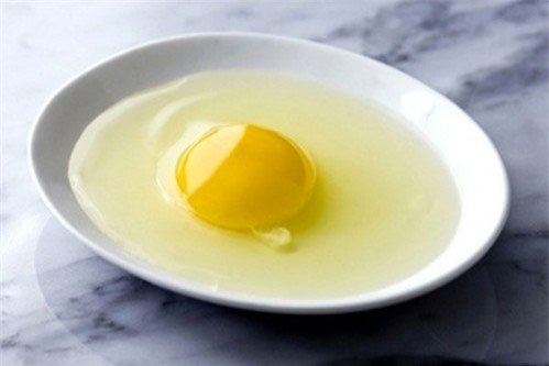 Đập trứng gà ra bát thấy có vệt đỏ như máu, nên ăn hay bỏ đi?