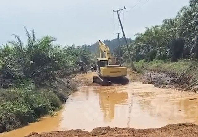 Đất bất ngờ hóa lỏng, nuốt chửng máy xúc trước mặt người dân