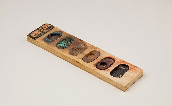 Đây là bảng pha màu vẽ có niên đại hơn 3000 năm tuổi, có nguồn gốc từ Ai Cập cổ đại