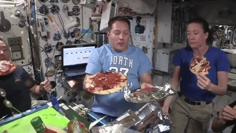 Đây là cách một bữa tiệc pizza diễn ra trên Trạm vũ trụ quốc tế cách Trái đất 400km