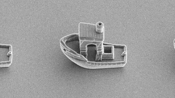 Đây là con thuyền nhỏ nhất thế giới, nó có thể trôi trên bề mặt một sợi tóc