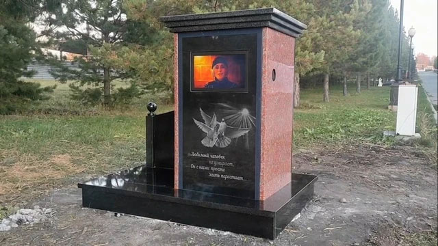 Đây là ngôi mộ đầu tiên lắp tivi để chiếu video về người đã khuất