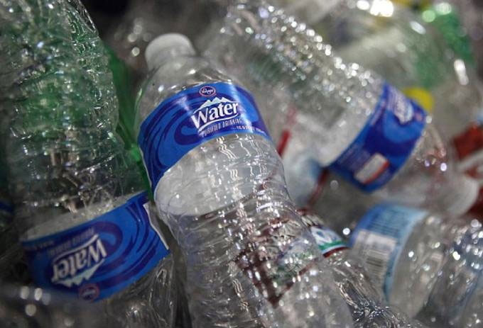 Đây là những lý do bạn không nên tái sử dụng chai nhựa