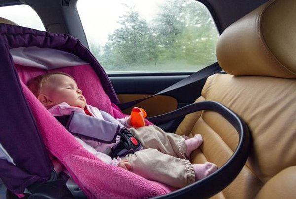 Để trẻ một mình trong xe hơi dưới trời nóng nguy hiểm thế nào?