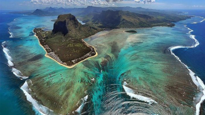 Đến quốc đảo 3000 năm tuổi chiêm ngưỡng dòng thác chảy dưới đáy đại dương độc đáo nhất thế giới