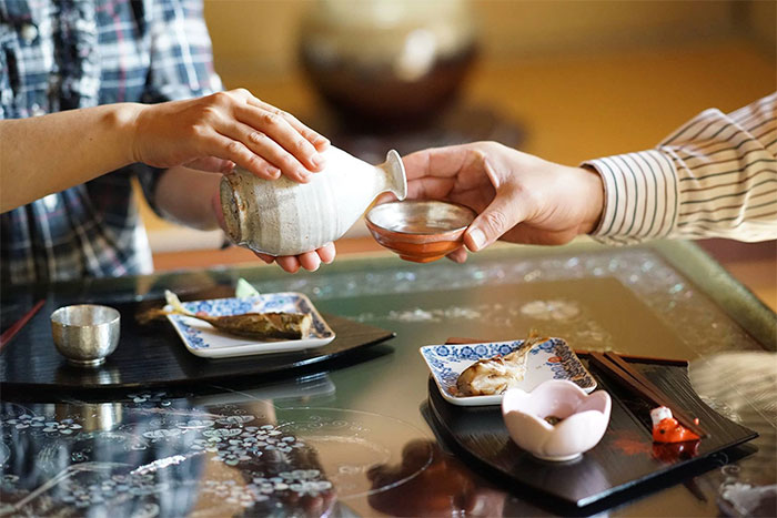 Đều là biểu tượng ẩm thực, tại sao rượu sake và sushi thường không đi cặp với nhau tại Nhật?
