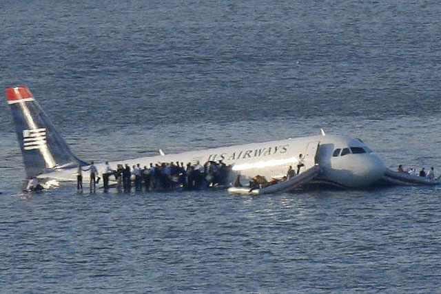 Điều gì xảy ra khi máy bay hạ cánh khẩn cấp?