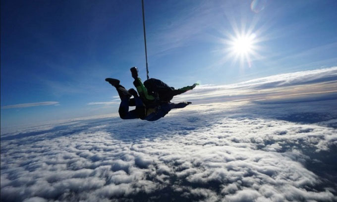Điều gì xảy ra nếu nhảy dù xuyên qua đám mây?