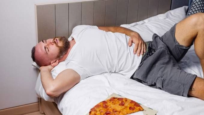 Điều gì xảy ra với hệ tiêu hóa khi nằm thẳng ngay sau khi ăn?