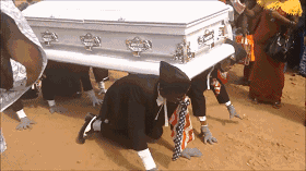 Điệu nhảy quan tài trong đám tang ở châu Phi có ý nghĩa thế nào?