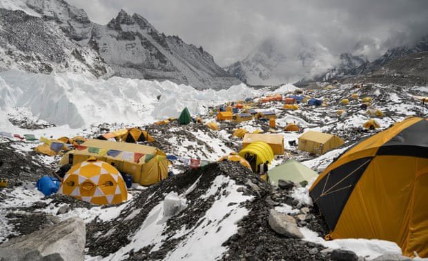 Đỉnh Everest xuất hiện tình trạng ô nhiễm vi nhựa