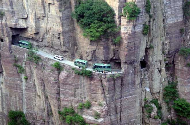 Độc đáo ngôi làng trên cao, nơi người dân tự tay đào 1,2km đường hầm xuyên núi để xuống dưới xuôi