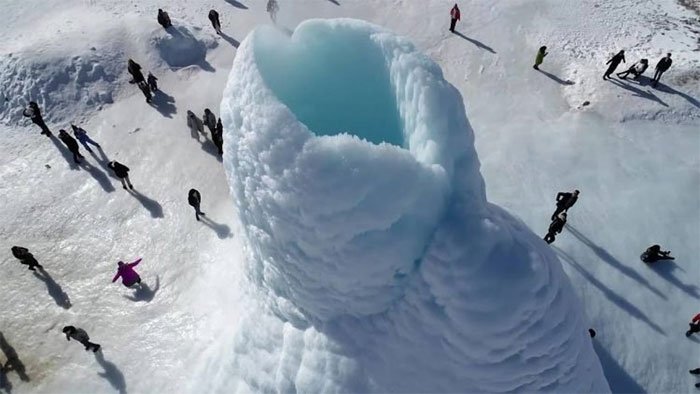 Độc lạ ngọn núi lửa “phun ra băng” ở Kazakhstan