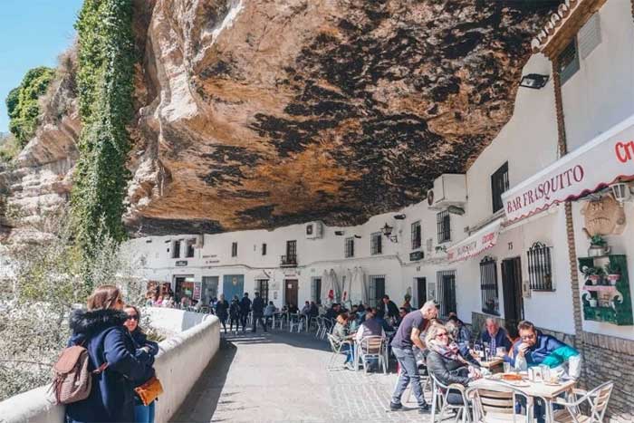 Độc lạ ở châu Âu: Có một nơi mà người dân thực sự sống dưới tảng đá khổng lồ!