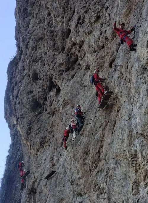 Độc lạ tắc núi ở Trung Quốc, du khách chôn chân giữa vách đá thẳng đứng
