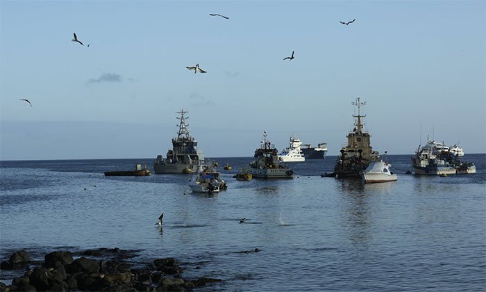 Đội tàu cá Trung Quốc vét sạch mọi thứ gần quần đảo Galaparos