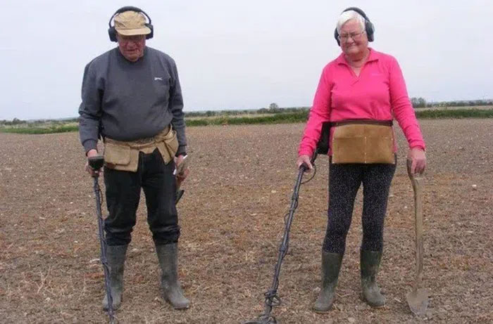 Đôi vợ chồng già bất ngờ tìm thấy kho báu tiền vàng trên cánh đồng