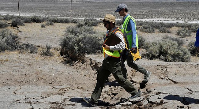 Động đất California tạo khe nứt khổng lồ trên sa mạc