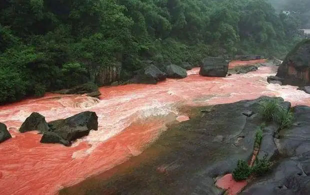 Dòng sông đỏ ở Trung Quốc: Mưa xuống đổi màu rực rỡ, thức uống làm từ nước sông này nổi tiếng ai cũng biết