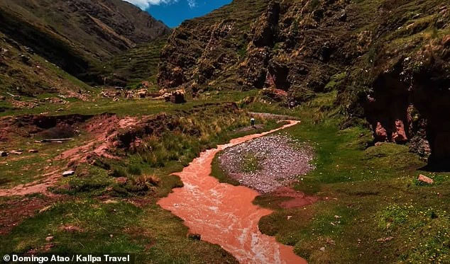Dòng sông kỳ lạ chuyển màu đỏ như máu mỗi khi mùa đông đến, nghe tên là thấy quen