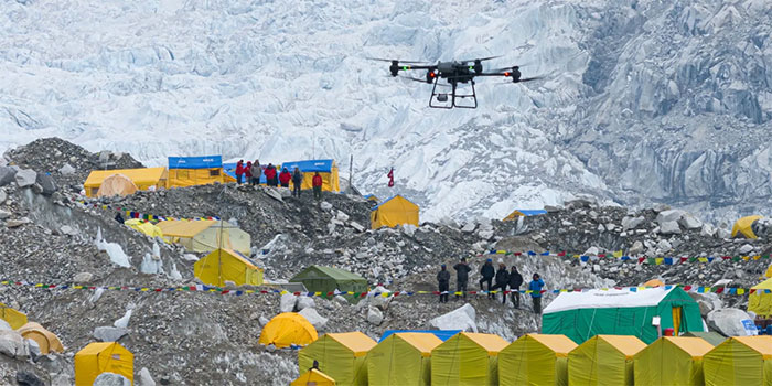 Drone hạng nặng Trung Quốc dọn rác trên đỉnh Everest
