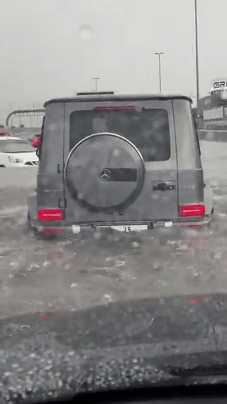 Dubai bỗng ngập lụt kinh hoàng: Siêu xe trôi nổi trên phố, máy bay lướt trên mặt nước