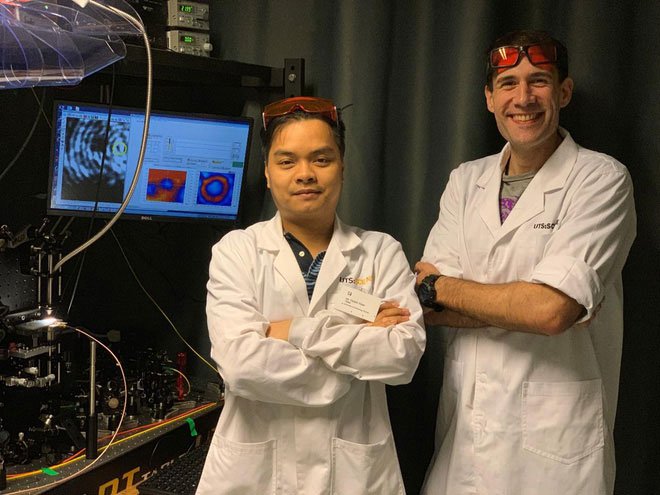 Dùng ánh sáng phát ra từ hạt kim cương, Tiến sĩ người Việt đo được nhiệt độ ở kích thước nano