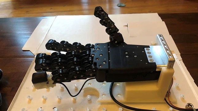 Dùng máy in 3D, các nhà khoa học tạo ra ngón tay robot thiên thần