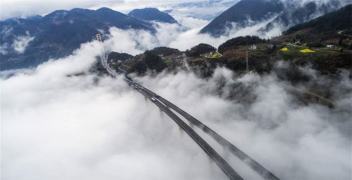 Dùng tên lửa để... xây cầu, Trung Quốc khiến thế giới ngỡ ngàng với công trình đi trên mây độc đáo