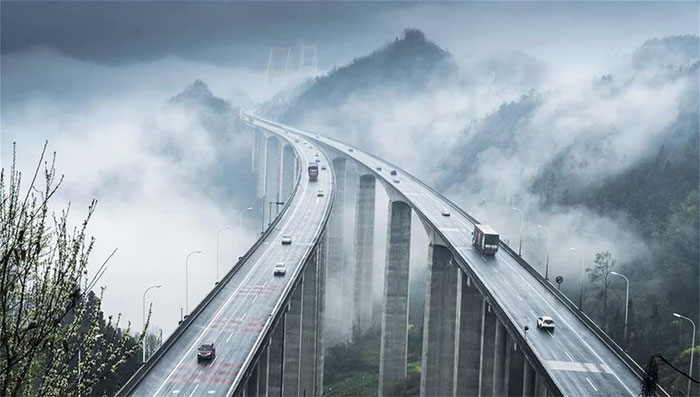 Dùng tên lửa để... xây cầu, Trung Quốc khiến thế giới ngỡ ngàng với công trình đi trên mây độc đáo