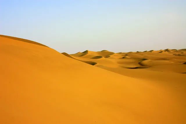 Đường cao tốc giữa sa mạc lớn nhất Trung Quốc dài 136km