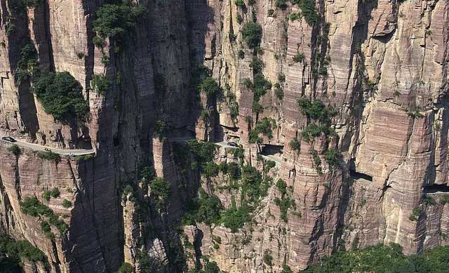 Đường hầm xuyên vách núi dựng đứng cao 1.700m, được đào bằng tay suốt 5 năm