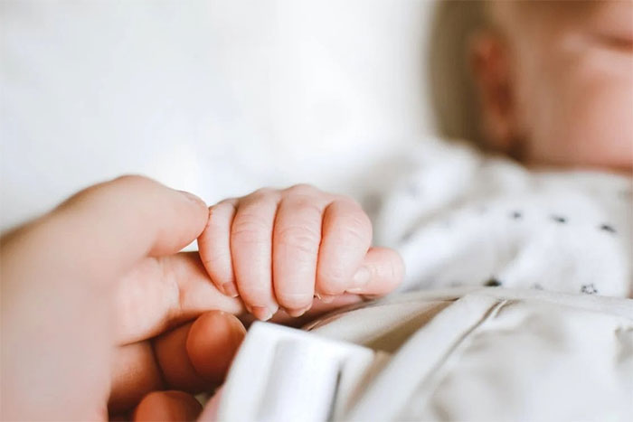 Em bé đầu tiên tại Anh có DNA từ 3 cha mẹ