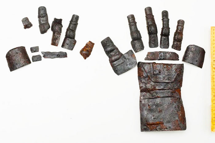 Găng tay bọc thép phi thường thế kỷ 14 được khai quật ở Thụy Sĩ