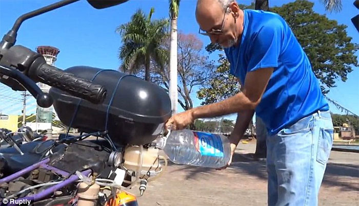Giá xăng quá đắt, người đàn ông tạo ra chiếc xe mô tô chạy bằng nước