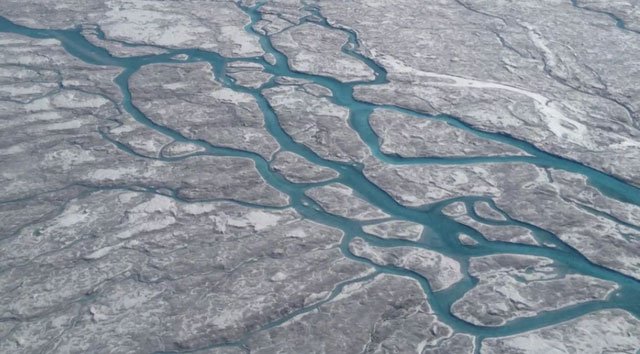Giải mã bí ẩn về vùng tối đang mở rộng của băng ở Greenland