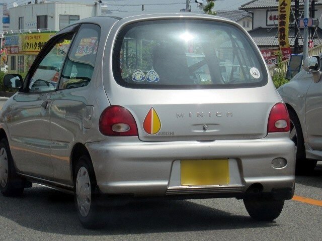Giải mã biểu tượng kì lạ thường được dán trên xe hơi ở Nhật Bản