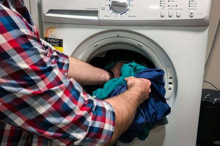 Giặt quần áo nhiều nước càng phát tán nhiều hạt vi nhựa