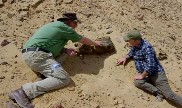 Gió lớn để lộ xác ướp 2000 năm tuổi dưới cát khiến các nhà khảo cổ bất ngờ