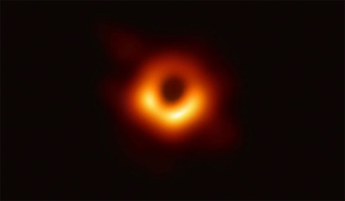 Giới khoa học tuyên bố hố đen có thể quay