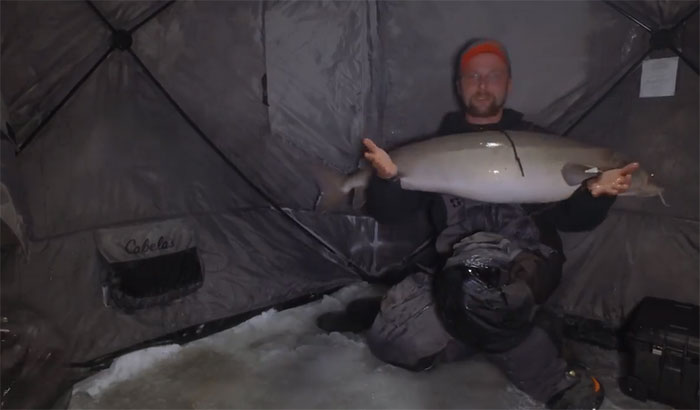 Hai cần thủ dựng lều trong đêm lạnh để câu cá trên băng, vớ ngay hai con cá nguyên thủy