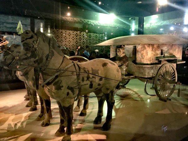 Hai cỗ xe ngựa bằng đồng lớn nhất trong lăng mộ Tần Thủy Hoàng sống động đến kinh ngạc