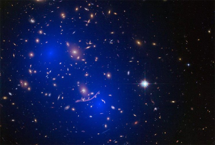Hai cụm thiên hà chứa hàng trăm tỷ ngôi sao sắp va chạm
