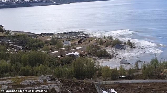 Hãi hùng cảnh cả khu đất ở Na Uy đang yên lành bị lôi ra biển và chìm nghỉm